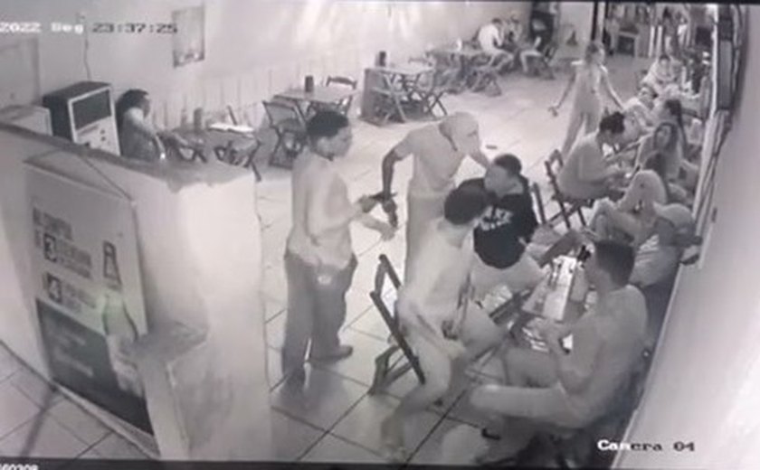 Vídeo mostra tiroteio que deixou dois mortos e dois feridos em bar no Centro de Maceió