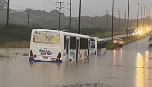 Chuva causa alagamentos e deixa dois ônibus atolados na Grande Aracaju