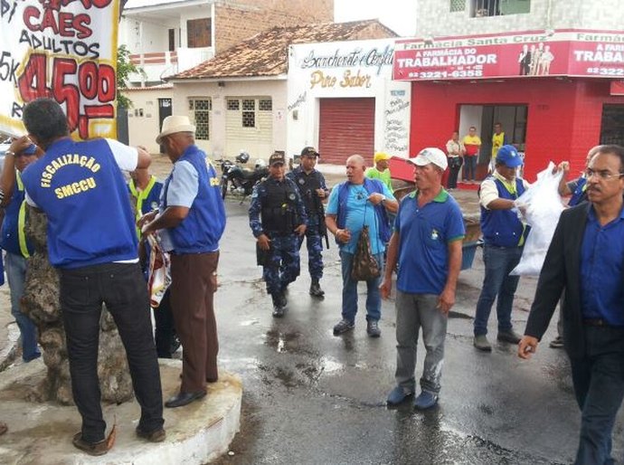 Segurança faz ação de reordenamento na Rua Cabo Reis
