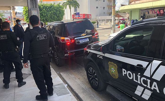 Policiais durante operação