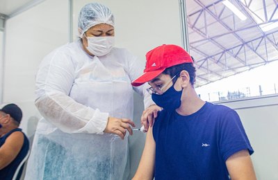 Arapiraca retoma vacinação contra a Covid-19 para adolescentes com 13 anos ou mais sem comorbidade
