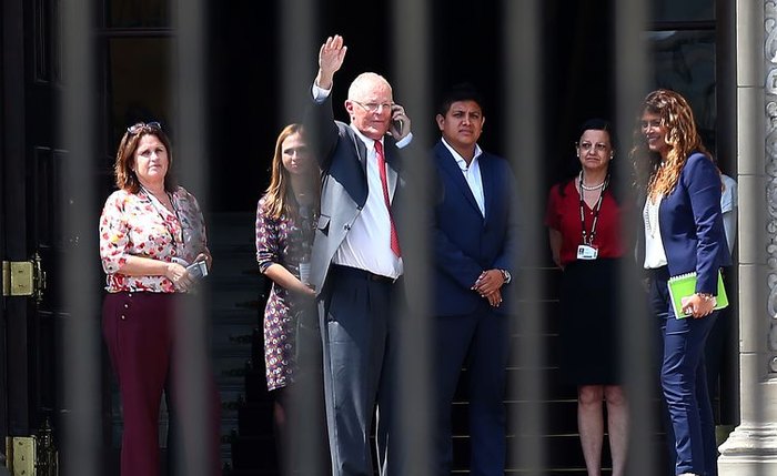 O ex-presidente Pedro Pablo Kuczynski despede-de dos funcionários do palácio do governo