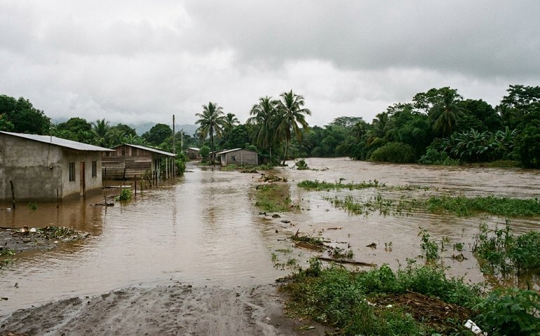 Chuvas torrenciais em El Salvador causam inundações e alerta para ondas de até 2,2 metros