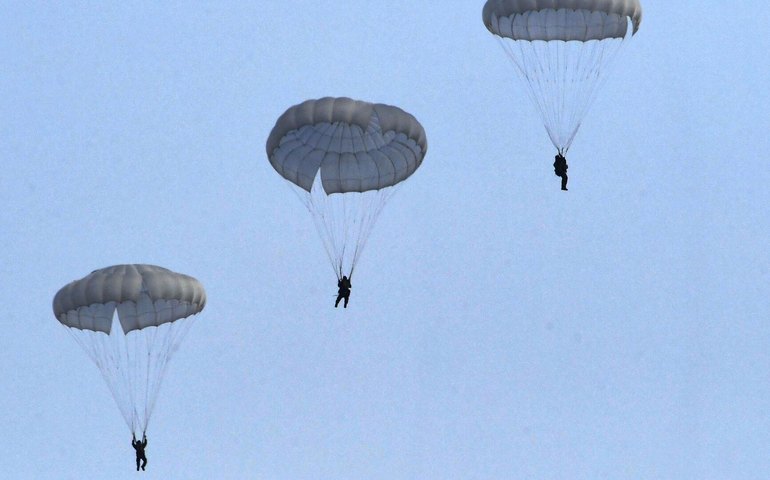 Paraquedistas britânicos e franceses concluem treinamento para possível missão de paz na Ucrânia