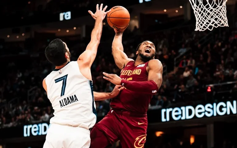 Cleveland Cavaliers fatura 12ª vitória seguida e é a 1ª equipe garantida nos playoffs da NBA