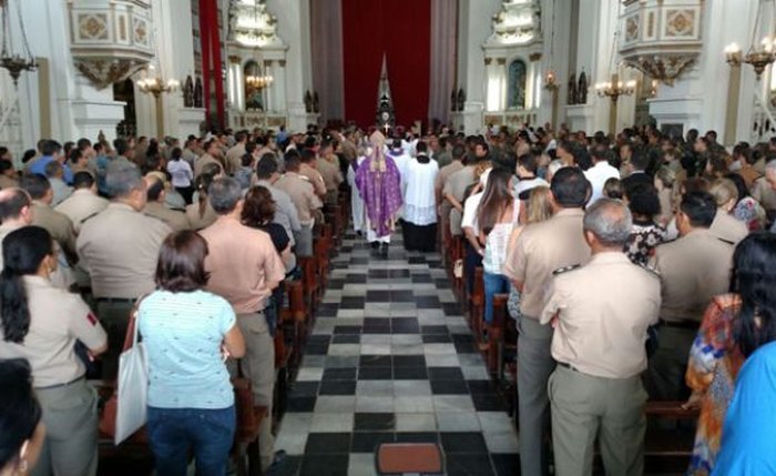 Familiares e amigos lotam Catedral de Maceió em missa para militares