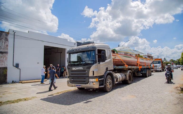 Símbolo do Baixo São Francisco, canoa de tolda Luzitânia desembarca em Penedo para ser recuperada