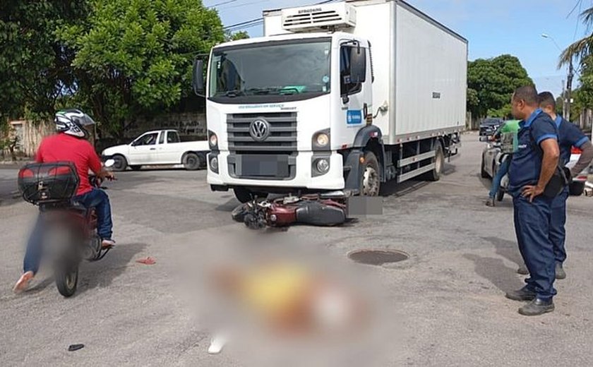 Acidente Entre Caminhão e Moto Deixa Dois Feridos em Maceió