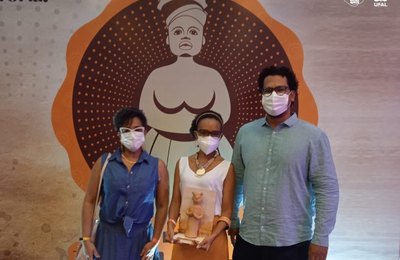 Professora Marli Araújo recebe o prêmio Tia Marcelina