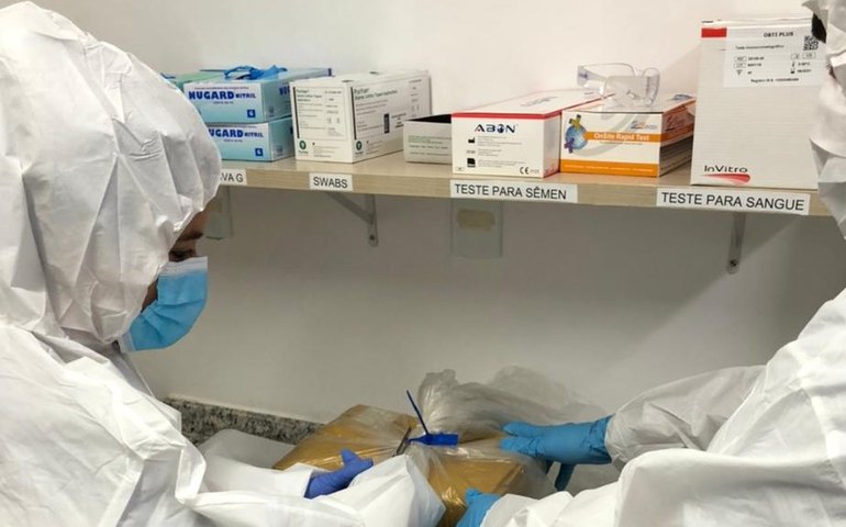 Instituto de Criminalística examina seringa usada por enfermeira que não injetou dose contra Covid-19 em idosa  