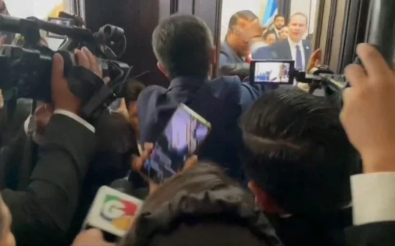 Impasse no Congresso atrasa posse de presidente na Guatemala e leva a denúncias de tentativa de golpe