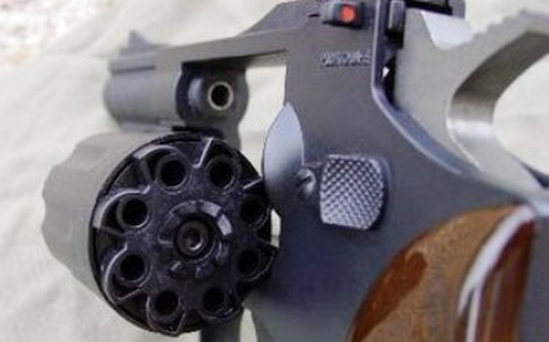 PM apreende duas armas de fogo e detém acusados de porte ilegal