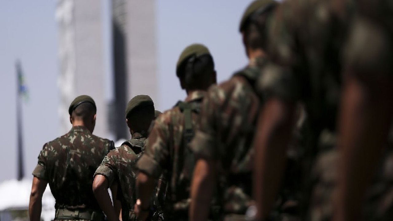 Costa e Dias cobram recolocação de Forças Armadas 'em seu papel constitucional'