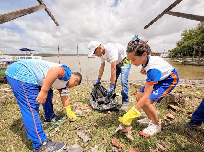 Autarquia de Limpeza Urbana realiza mutirão de limpeza na Lagoa Mundaú