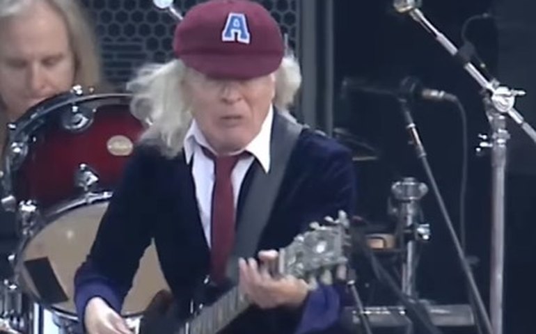 No palco do Churrasco On Fire, Fernando e Sorocaba recebem de surpresa Hugo e Guilherme para gravação