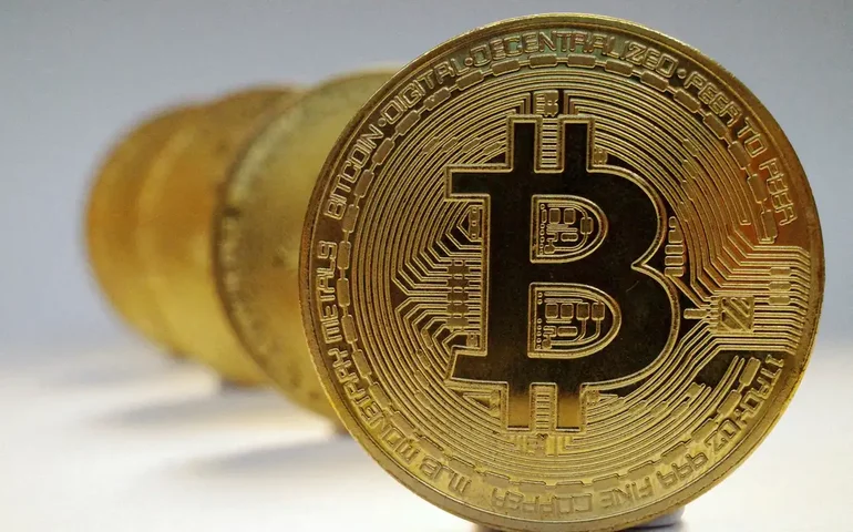 Bitcoin opera em baixa, com foco em medidas da administração dos EUA para o setor