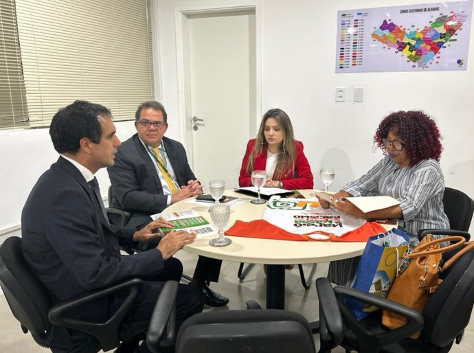Secretaria da Mulher vai ao TRE contra violência de raça e gênero nas eleições