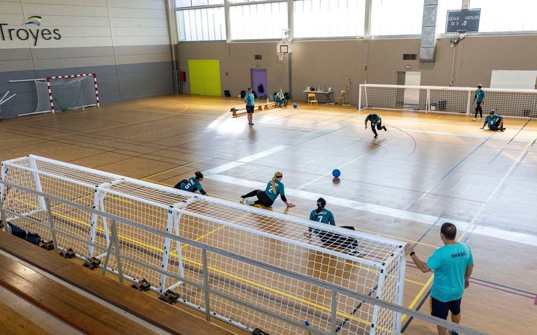 Seleções feminina e masculina de goalball fazem 1º  treino em Paris