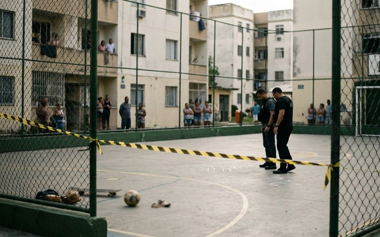 Menino de 12 anos morre após ser baleado enquanto brincava em quadra de condomínio no Rio