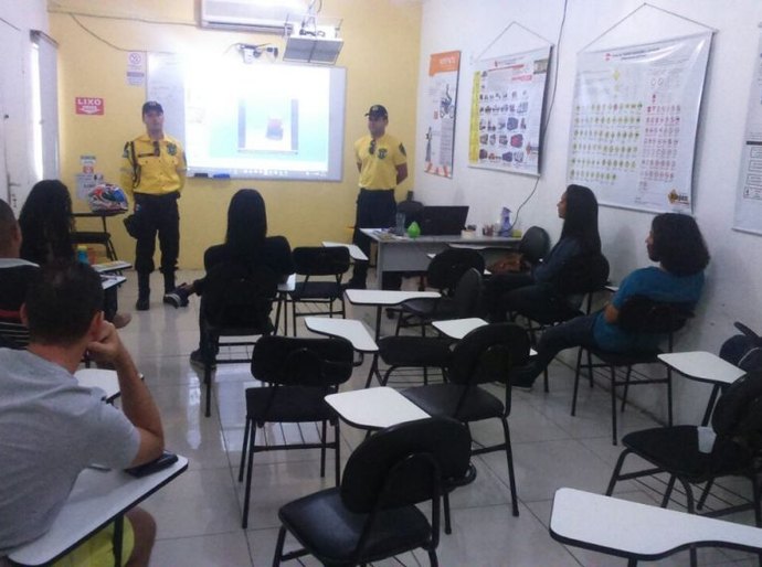 Agentes de trânsito participam de instrução em autoescola