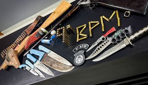 Acervo foi apreendido após disparos serem efetuados. Foto: Reprodução.