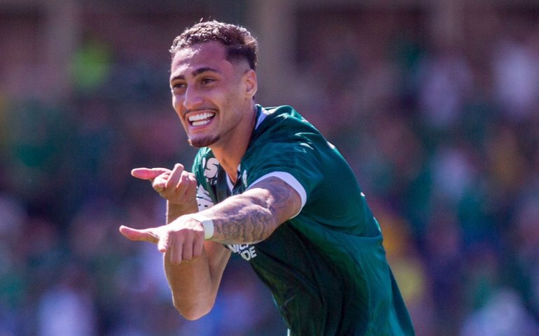Guarani derrota Atlético-GO no Brinco e entra na briga pelo acesso na Série B