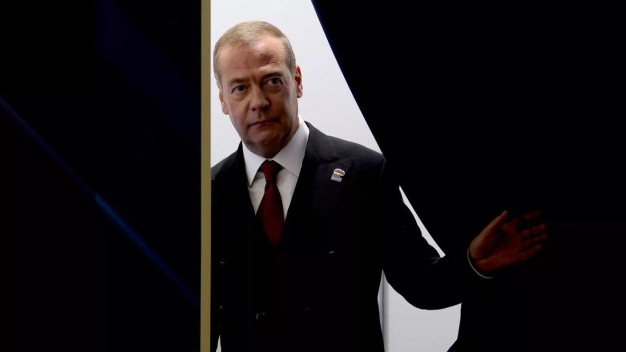 Medvedev: Finlândia agora é alvo da Rússia após suspender proibição de instalação de armas nucleares