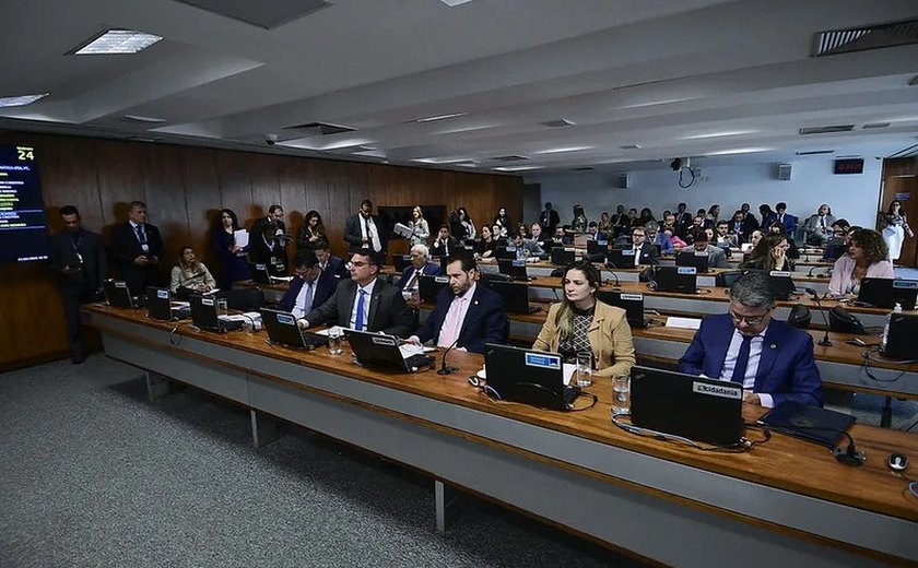 Comissão da Câmara adia análise de proposta que limita decisões individuais no STF