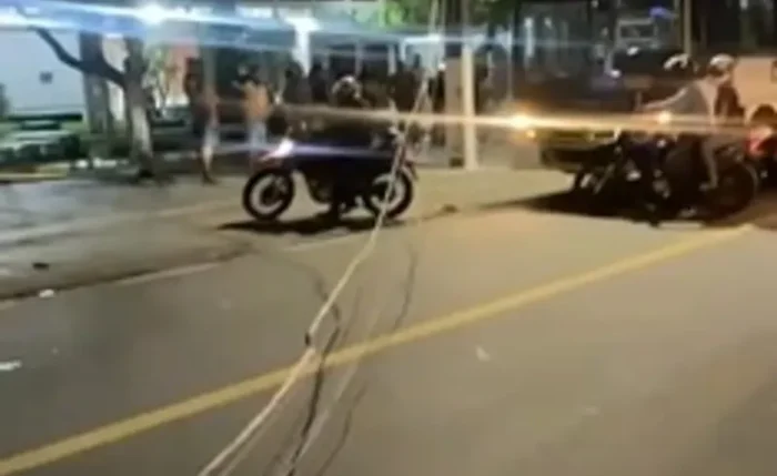 Caminhão derruba poste e fiação fica estendida sobre avenida na Serraria Caminhão derruba poste e fiação fica estendida sobre avenida na Serraria