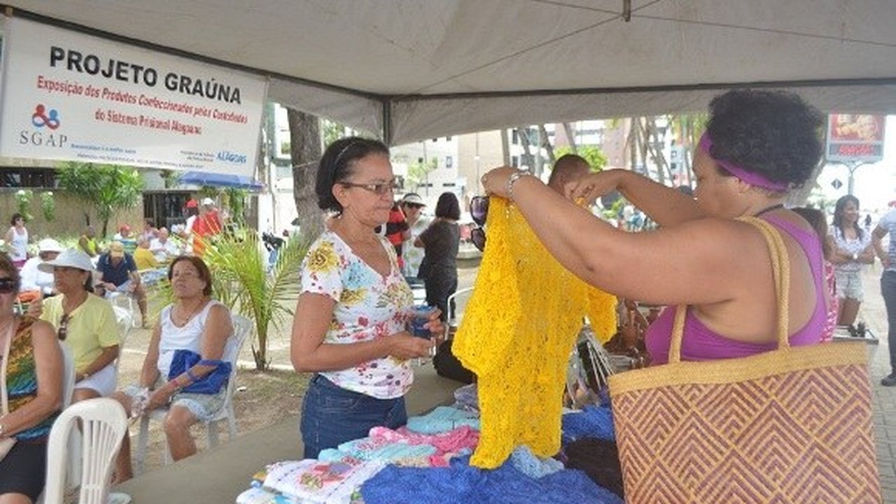 Produtos da Fábrica de Esperança são expostos na orla de Maceió