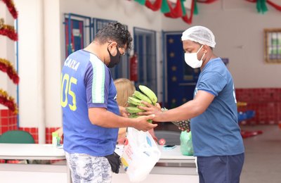Educação entregou mais de 20 mil kits da agricultura familiar nesta quinta-feira (9)
