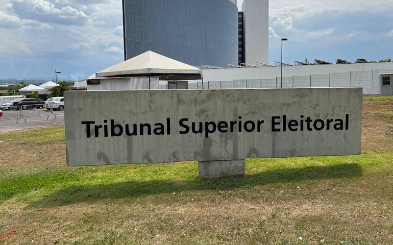 Lula e Flávio Bolsonaro intensificam embate jurídico no TSE com troca de ações e disputa por vídeos