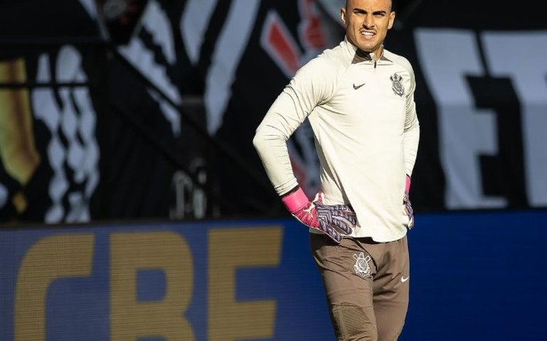 Corinthians renova com goleiro Matheus Donelli até 2028 e multa de R$ 580 milhões para Europa
