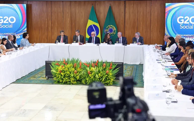 Carro da comitiva do ministro Marcio Macêdo é roubado no Rio