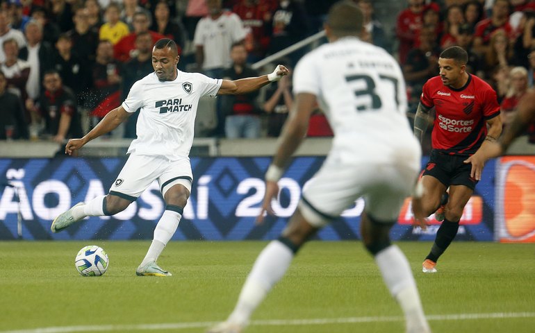 Líder Botafogo perde do Athletico-PR em reencontro após eliminação da Copa do Brasil
