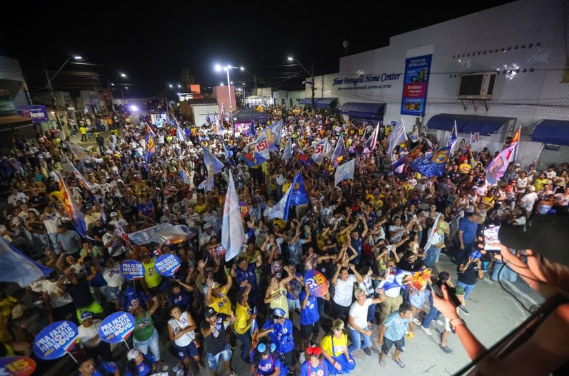 Mais de 5 mil pessoas fazem festa para receber Renan Filho em Olho d’Água das Flores