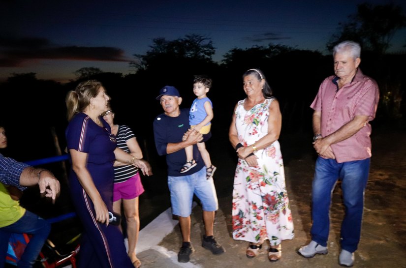 Palmeira: prefeitura entrega passagem molhada e iluminação em LED no Povoado Coruripe da Cal