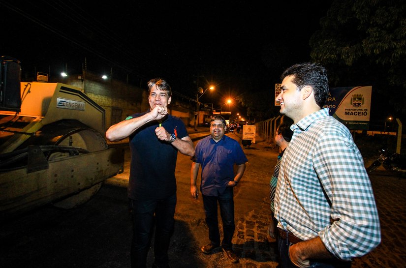 Rui Palmeira vistoria pavimentação da Avenida Belmiro Amorim, no Santa Lúcia