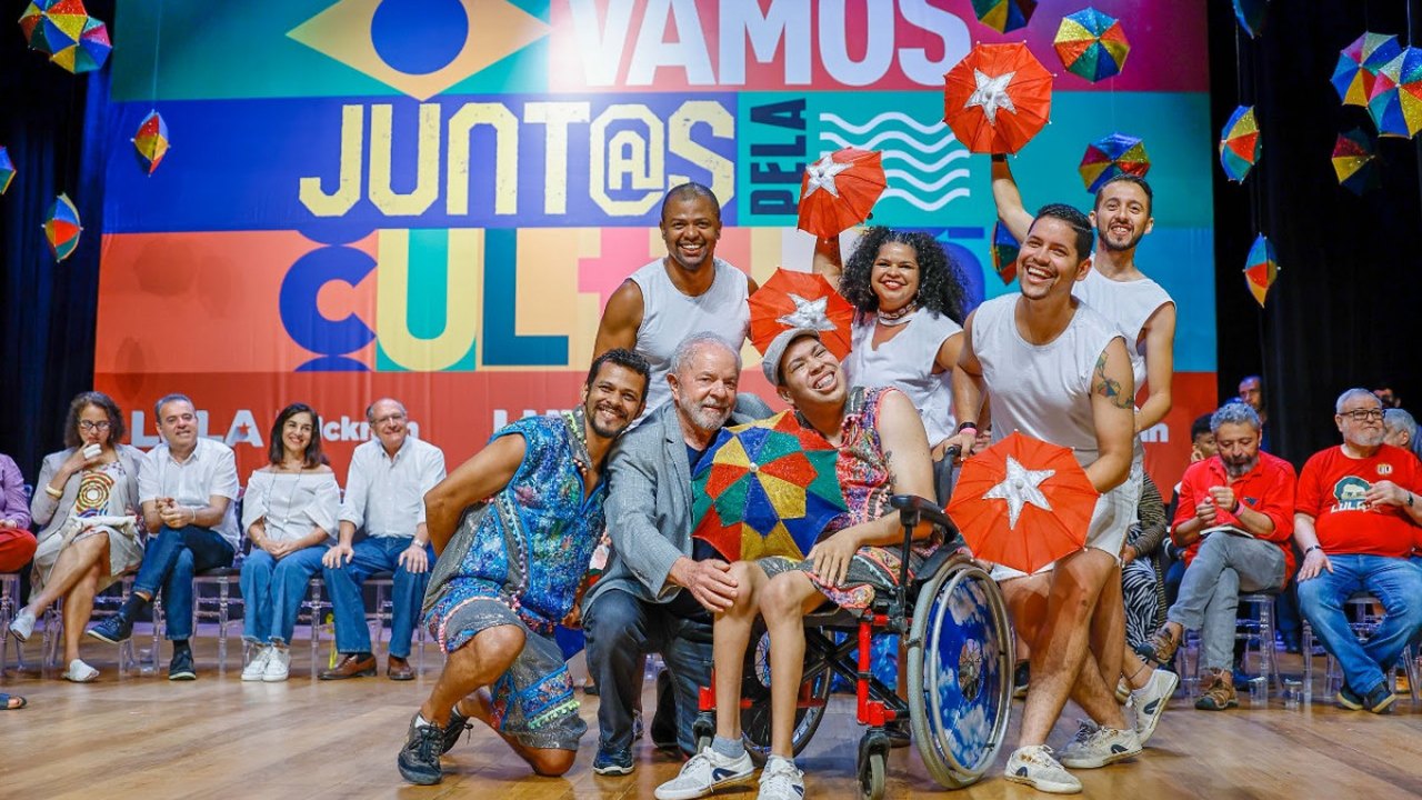 Ao som do frevo, Lula reafirma compromisso com cultura