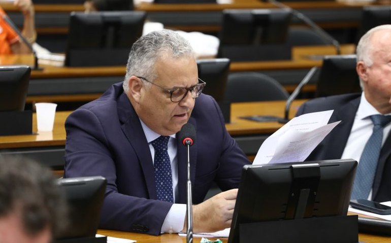 Comissão aprova projeto que prevê coletores de resíduos sólidos nos bueiros