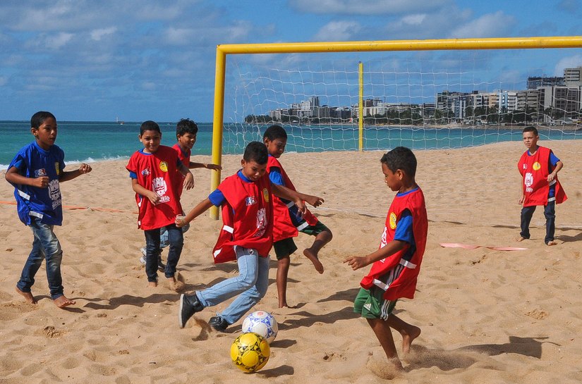 Prefeitura inicia novas turmas da Escolinha Maceió Beach Soccer