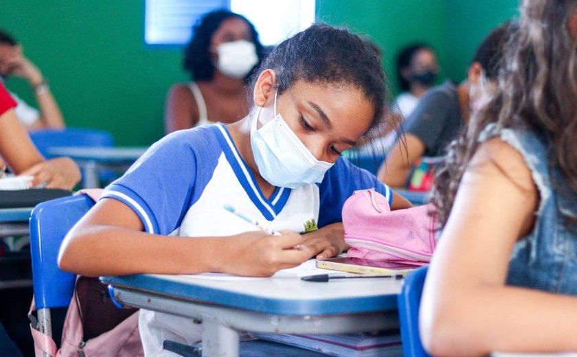 Educação oferta cursos de idiomas na Escola Municipal Padre Brandão Lima no Benedito Bentes