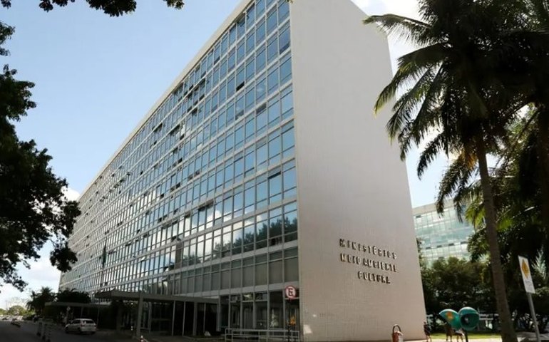 Livro do Observatório da Cultura do Brasil sobre os 40 anos do MinC ganha destaque na Veja, que revela tentativa de perseguição a pesquisadores