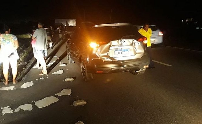 Carro freia para evitar atropelamento