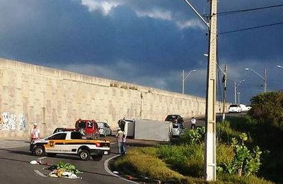 Caminhão com material hospitalar bate em poste e vira na cabeceira da Ponte Divaldo Suruagy