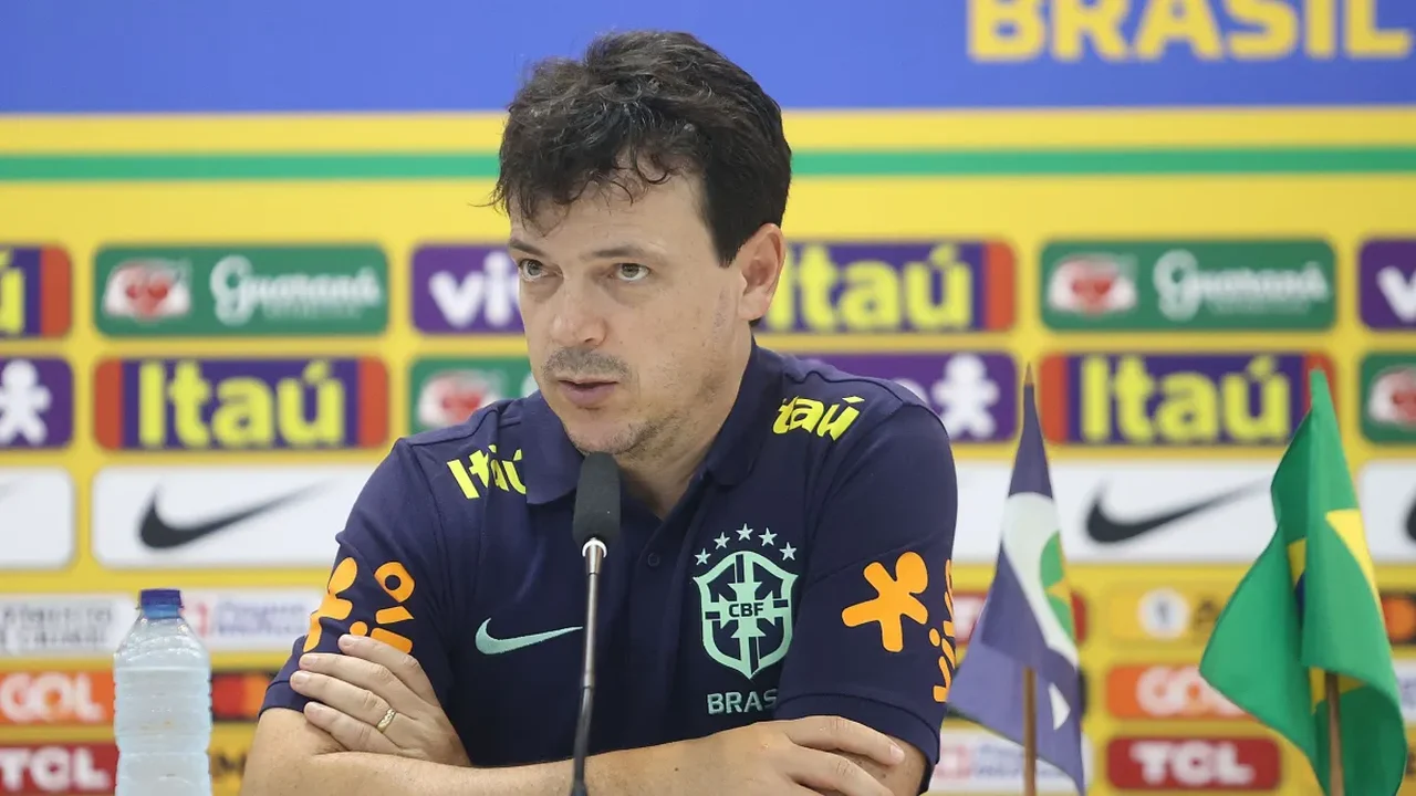 No espírito do clássico: brasileiro e argentino travam divertido duelo de embaixadinhas na praia e viralizam