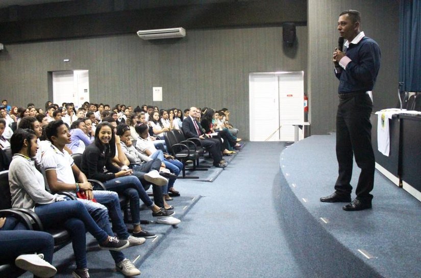 Esmal promove palestra sobre malefícios do uso de drogas para estudantes da rede pública