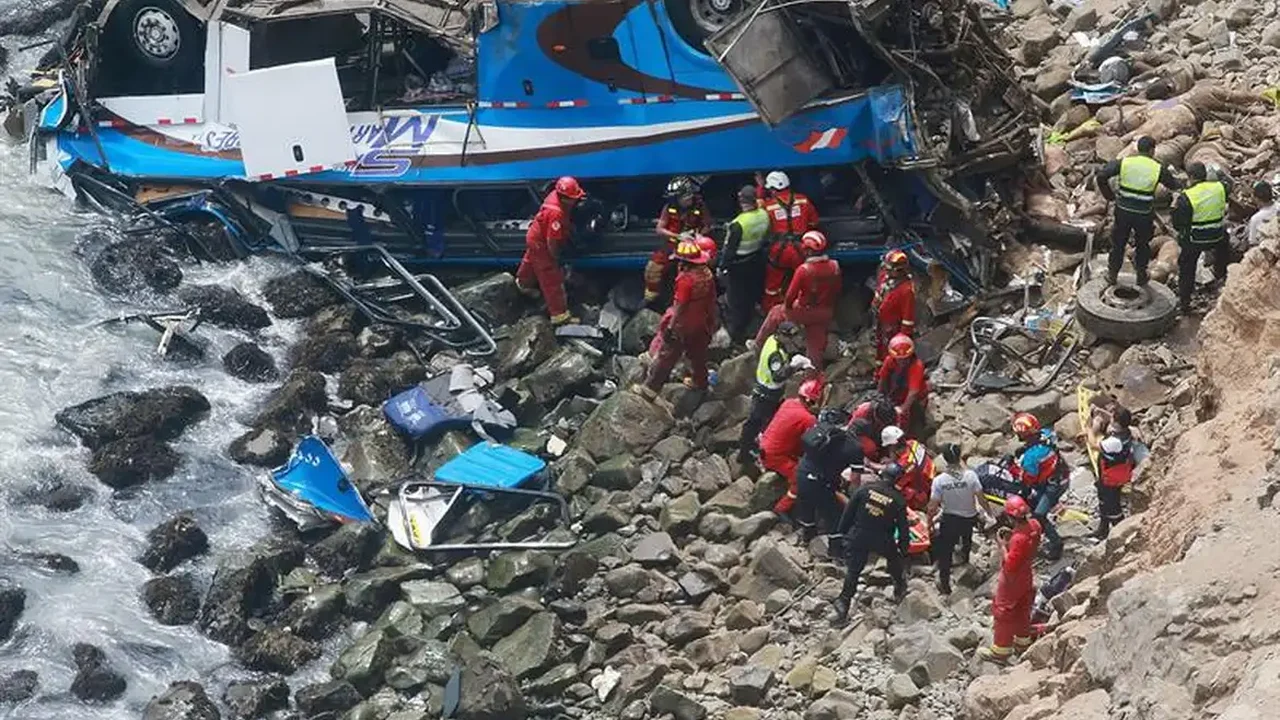 Ônibus cai em penhasco e deixa ao menos 21 mortos no Peru