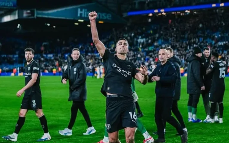 Manchester City supera Leeds e pressiona Arsenal; Liverpool goleia West Ham