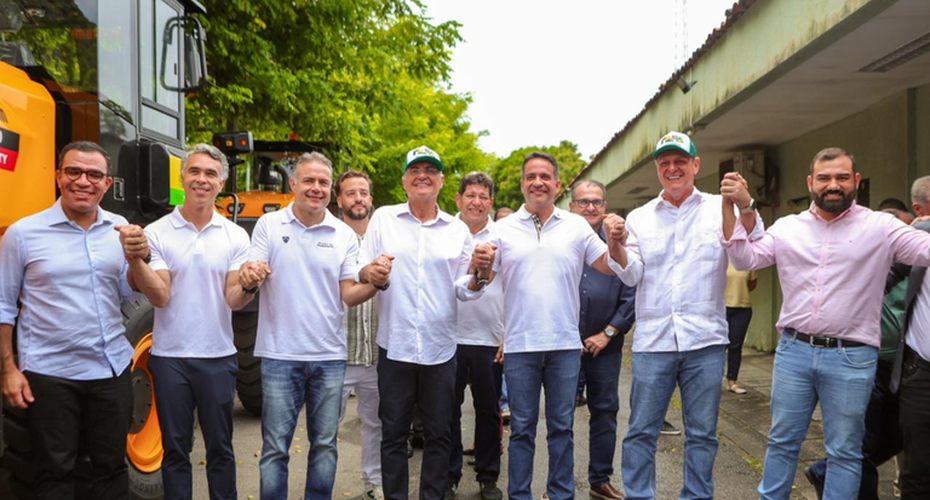 Senador Renan participa da entrega de equipamentos agrícolas a municípios de Alagoas
